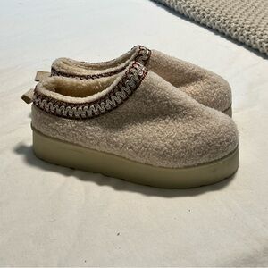 Halston Sherpa Slippers, Size 10